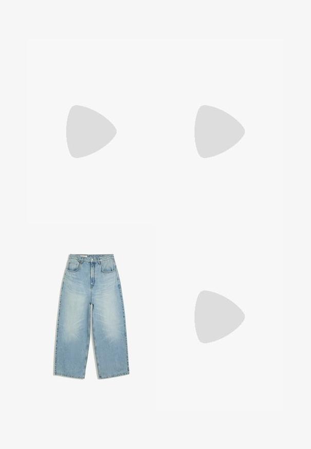 Haut en maille à manches courtes blanches avec col en V, doubles rayures bleues sur les manches et grand numéro "07" bleu sur le devant.; Jean denim bleu clair taille haute avec jambes larges, poches avant, passants de ceinture et fermeture par bouton et fermeture éclair.; Mocassin en cuir noir avec une semelle en caoutchouc épaisse et un détail classique de bride à monnaie, vu de côté extérieur.; Lunettes de soleil rectangulaires noires avec des verres teintés ambre et de petits accents métalliques en forme de diamant sur les coins avant de la monture.