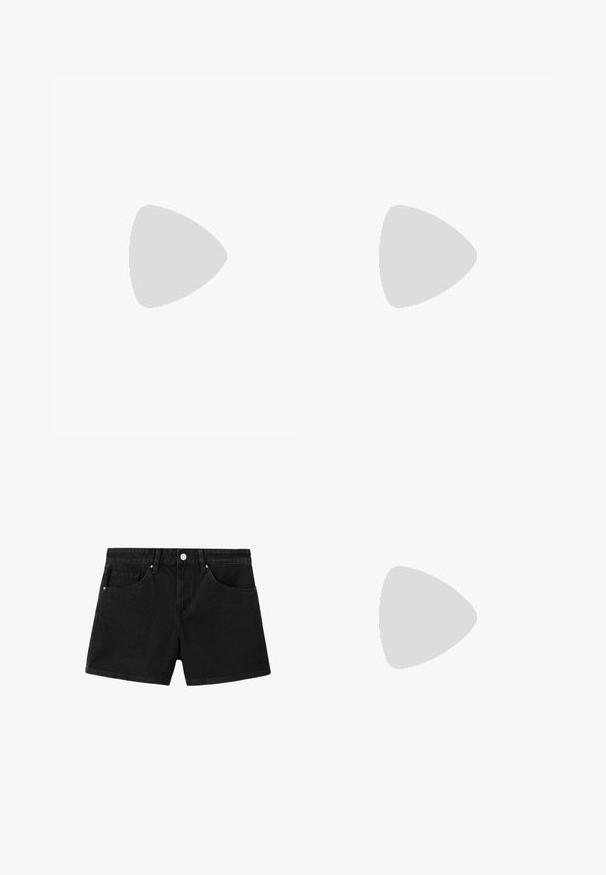 Haut rouge sans manches avec un col drapé asymétrique et un léger froncé sur un côté.; Short en denim noir avec bouton devant, passants de ceinture et deux poches avant sur fond blanc.; Mule noire à bout ouvert avec un talon compensé argenté brillant, style à enfiler et tige en cuir lisse.; Petit sac à main noir brillant avec deux longues anses et des détails à cordon sur les côtés sur un fond clair uni.