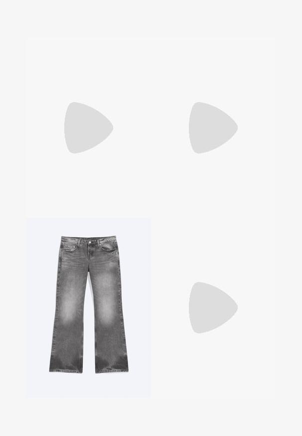 Zwarte gebreide bralette met een diepe V-hals, brede schouderbanden en een geribbeld band. Zachte textuur zonder zichtbare hardware of accenten.; Grijze verwassen wijde jeans met knoop en rits aan de voorkant, vijf zakken en subtiele versleten textuur op de pijpen en zomen.; STAND STUDIO KELSEY - Muiltjes met hak - black; Zwarte mesh handtas versierd met zilveren studs, met een gebogen handvat en een kettingschouderriem. Zachte textuur met een ronde vorm.