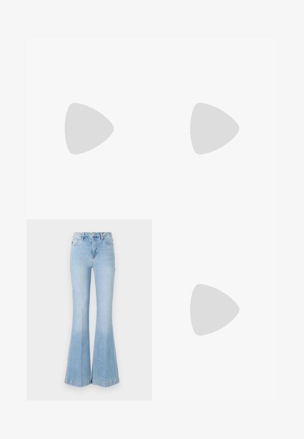 Beige, udenærmet strik top med ribbet tekstur, der har en A-formet silhuet og subtile skrå syninger.; Lyseblå flagrende jeans lavet af denim, med høj talje, forlommer og subtil falming samt en ren kant.; Brun ruskind med spids tå og høj hæl med en slank stiletthæl, vist i profil mod en hvid baggrund.; Brun læder clutch-pung med sølv kugleklap og en lille sølv kædedetalje på en hvid baggrund.