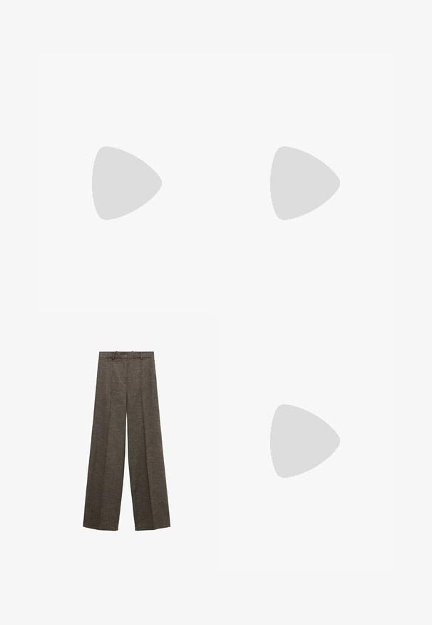 Lys beige ærmeløs sweater med ribbet rund hals, tekstureret stof og minimalistisk design; ingen synlige logoer eller mønstre.; Brune vidde bukser med for-rynker, bæltestropper og et struktureret stof.; Mørkebrun mule med åben tå, lav buet hæl og bred rem foran.; Mørkebrun læder skuldertaske med en enkelt strop og en lille guldknapdetalje midt foran.