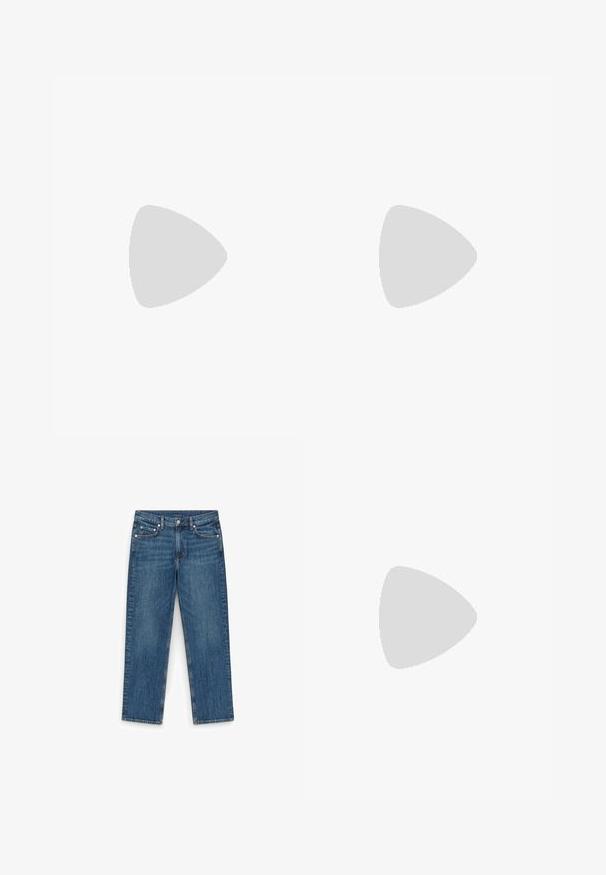 Camiseta de algodón de color azul marino con cuello redondo, mangas cortas enrolladas y un pequeño logo discreto en el pecho. Textura suave, corte relajado.; Vaqueros de mezclilla azul de pierna recta con botón y cremallera delanteros, cinco bolsillos y costuras contrastantes sobre un fondo blanco.; Zapatilla baja color blanco roto con logo "V" verde en el lateral, suela marrón oscuro y lengüeta trasera verde con letras beige.; Bolsa tote a rayas en blanco y negro con forma rectangular, hecha de un material brillante. Cuenta con dos asas a rayas y una etiqueta en el centro.