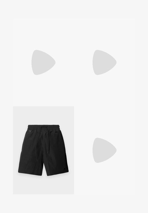 Camiseta de manga corta negra, hecha de algodón suave, con un cuello redondo clásico y una textura suave, con un corte recto.; Pantalones cortos negros de tejido ligero y texturizado, con cintura elástica y cordón. Presentan bolsillos laterales y un discreto detalle de logo.; Mocasines de cuero negro con acabado texturizado, que cuentan con una correa decorativa en la parte delantera y punta redondeada. Suela de goma para mayor durabilidad.; Gafas de sol negras rectangulares con lentes tintadas de azul, vista en ángulo sobre fondo blanco.