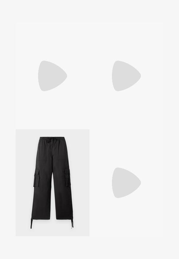 Sort langærmet turtleneck skjorte, slim fit, ribbet tekstur, med justerbare snore i kanten for en tilpasselig længde.; Tommy Jeans ELASTICATED PANT - Cargobukser - black; Sort læder ankelstøvle med spids tå og lav kitten hæl på lys baggrund, der viser yderside.; Sort patenteret læder skuldertaske med en buet rem, lynlåslukning og et rektangulært logo patch i rød, hvid og blå.
