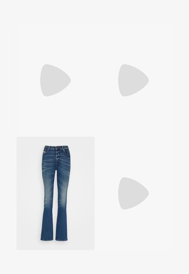 Schwarzes Tanktop aus Baumwolle mit rundem Ausschnitt, das ein kleines rotes Logo auf der Brust und eine taillierte Passform aufweist.; Ausgestellte Denim-Jeans in mittlerem Blau mit Abnutzungseffekten. Verfügt über einen Knopfverschluss, fünf Taschen und eine klassische, taillierte Silhouette.; Schwarzer Leder-Cowboystiefel mit spitzer Zehe, schrägem Blockabsatz, dekorativer Naht und Zuglaschen oben vor weißem Hintergrund.; Pepe Jeans GRACEY - Handtasche - black