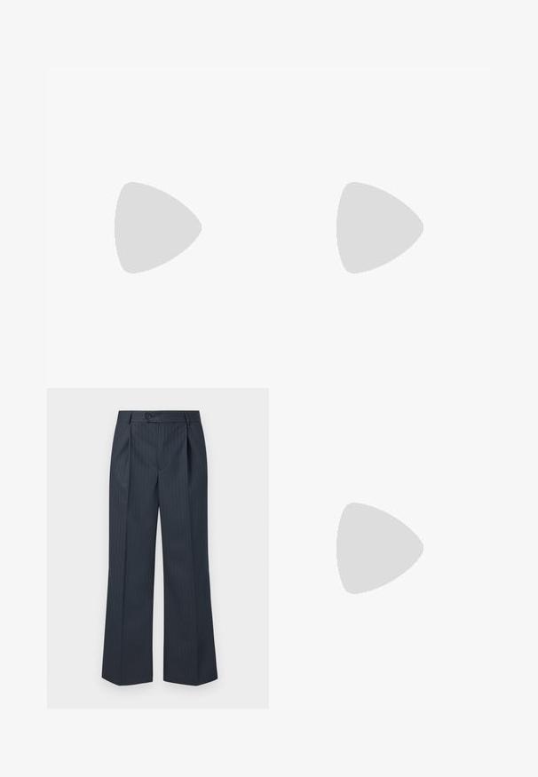 Polo à manches courtes bleu marine en tissu maille, doté d'un col classique, d'une patte de boutonnage à trois boutons et de poignets et ourlet côtelés.; Pantalons larges rayés marine avec plis avant, fermeture à bouton unique et tissu lisse. Présente des fines rayures verticales vertes pour le détail.; Mocassin en cuir noir avec petit talon et bride sur le dessus, logo embossé sur la bride, présenté de profil sur fond blanc.; Ceinture en cuir noir à texture lisse, avec une boucle et un passant en métal argenté, conçue dans une forme classique et étroite.