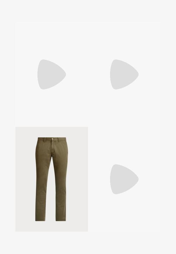 Svetlomodrá polo košeľa z bavlny, s golierom, trojicou gombíkov na prednej strane a malým vyšitým logom na ľavom prsníku.; Polo Ralph Lauren BEDFORD STRETCH SLIM FIT CHINO PANT - Nohavice chinos - canopy olive; Hnedá kožená lodná topánka s mokasínovým šitím, detailom šnúrky prestrčenej kovovými očkami a plochou gumovou podrážkou zobrazená z bočného pohľadu.; Prepletený svetlohnedý látkový opasok so striebornou metalovou prackou a hnedými koženými akcentmi, vrátane zašitého loga na konci.