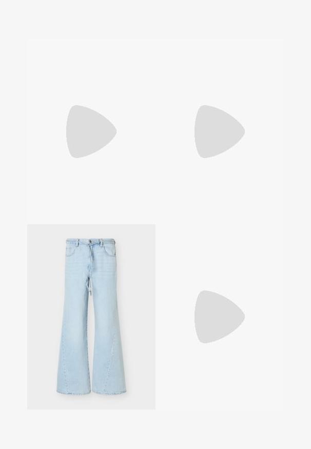 Mέντα πράσινο ριμπ πλεκτό cropped T-shirt με κοντά μανίκια και μικρό κίτρινο ηλιακό σχέδιο με κείμενο στο πάνω αριστερό μέρος του στήθους.; Φαρδιά τζιν σε φωτεινό μπλε με κορδόνι και κούμπωμα με κουμπί, εμπρόσθιες τσέπες και θηλιές για ζώνη, εμφανιζόμενα σε λευκό φόντο.; Πόδια με σκουρόχρωμα ριμπ κολάν συνδυασμένα με μαύρα μπαλαρίνα παπούτσια με μικρές λεπτομέρειες φιόγκων σε λευκό φόντο.; Μικρή μαύρη τσάντα ώμου από τζιν με λουράκι κόμπο και κλείσιμο με φερμουάρ, με κόκκινη υφασμάτινη ετικέτα Levi's στο πλευρό.