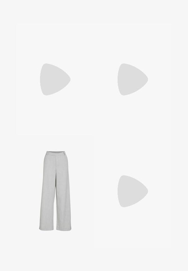 Schwarzes, geripptes Tanktop mit tiefem V-Ausschnitt und Spitzenverzierungen an den Schultern sowie gewellten Kanten. Minimale Hardware-Akzente am Saum.; Helle graue, weit geschnittene Hose aus strukturiertem Stoff, mit flachem Bund, Gürtelschlaufen und einem klaren, taillierten Look.; Weiße High Heels aus glattem Material mit spitzem Schuhschild und Knöchelriemen. Mit einem hellbraunen Innenleben und goldfarbener Hardware-Akzentuierung.; Goldfarbene Ohrringe in Form abstrakter Hände, mit einer glänzenden Oberfläche, filigranen Details und einem Silber- und Goldstift für sicheren Halt.