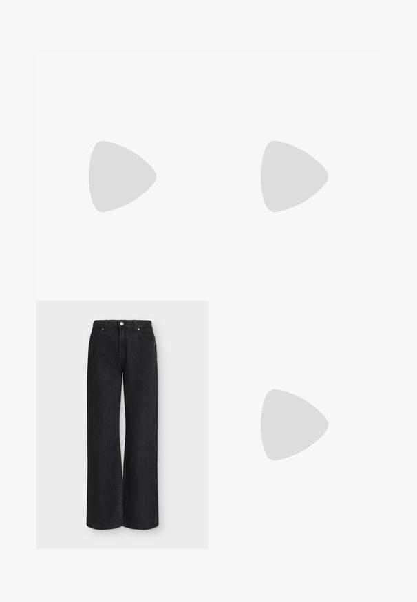 T-shirt noir cropped en coton, avec un col rond, des manches courtes et un design simple sans motifs ni embellissements.; Jean noir à jambes larges et taille haute, passants de ceinture, bouton devant, braguette zippée et style cinq poches, présenté sur un fond uni.; Escarpins en cuir noir avec une pointe fine, une bride ajustable et un talon aiguille élégant, présentant une finition lisse.; Sac à épaule en cuir verni noir avec détail de boucle argentée et bandoulière en chaîne argentée, présenté sur un fond uni clair.