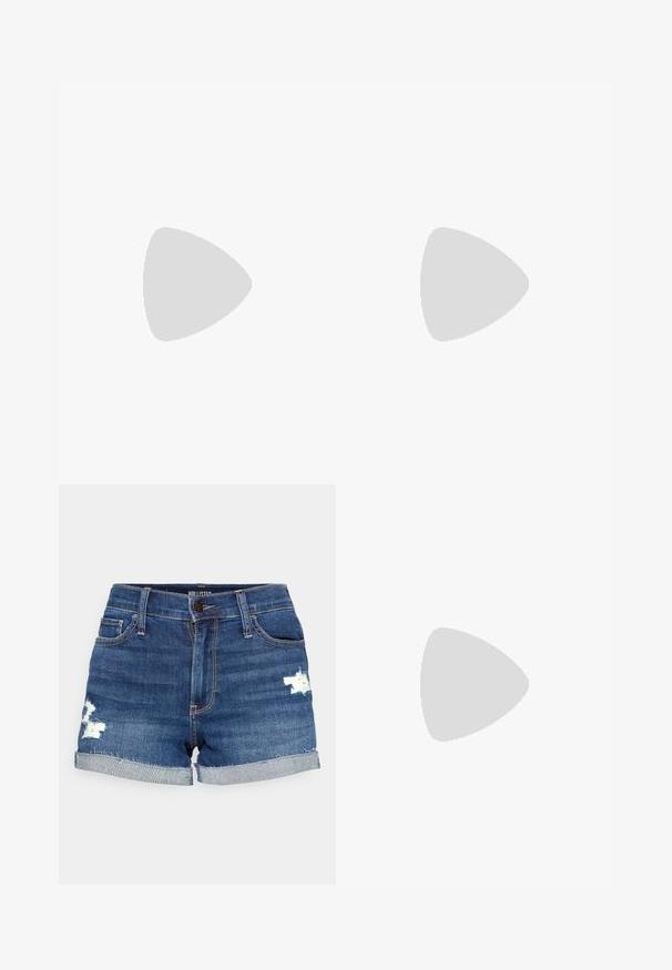 T-shirt en coton blanc avec des manches courtes, un col rond et une coupe décontractée, offrant une texture lisse et sans motifs visibles.; Shorts en denim bleu foncé avec des motifs usés et un ourlet roulé. Comprend des poches avant et arrière, avec une fermeture par bouton et zip.; Baskets en toile blanches avec semelles en caoutchouc, dotées de six œillets, d'un bout rond et de détails de couture légers, portées avec des chaussettes blanches mi-mollet.; Lunettes de soleil rondes avec des montures en métal doré et des verres vert foncé. Les branches présentent un design écaille de tortue pour un détail supplémentaire.