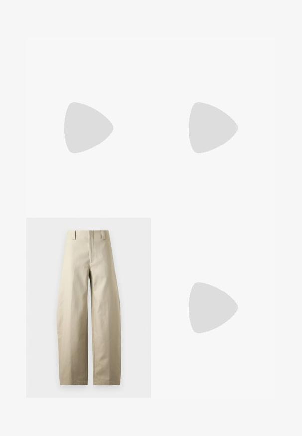 Haut oversize bleu foncé à manches courtes larges et col rond, présenté sur un fond clair uni.; Pantalon beige taille haute à jambes larges avec passants de ceinture, fermeture éclair devant et finition en tissu lisse et structuré.; Chaussure slingback beige à petit talon compensé, bout pointu et finition mate lisse, présentée de profil sur fond blanc.; Sac à main en cuir marron en forme de croissant avec une poignée supérieure et deux curseurs de fermeture éclair, sur fond blanc.