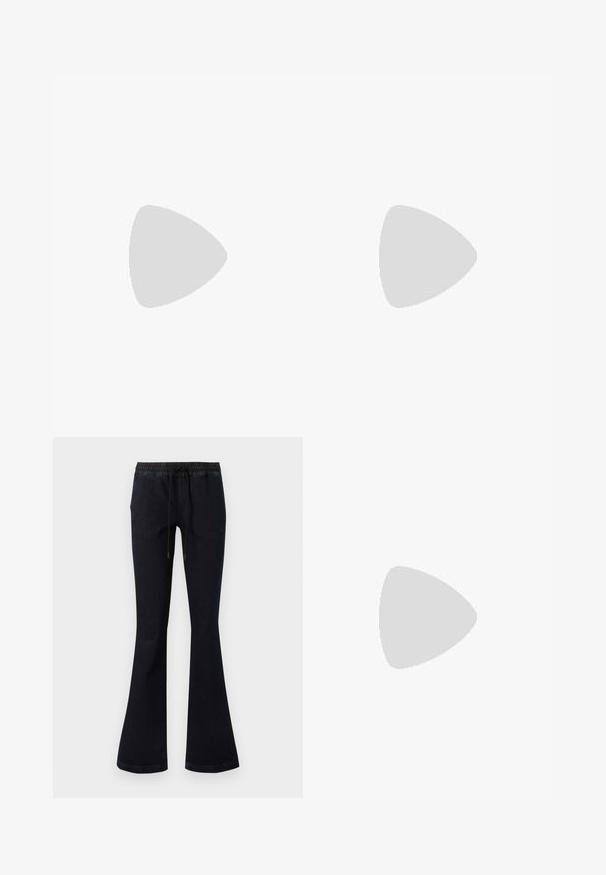 T-shirt blanche raccourcie, à manches courtes, col rond, en tissu lisse, sans motifs visibles ni quincaillerie distincte.; Jean évasé bleu marine avec taille élastique et cordon de serrage noir, présenté sur un fond blanc uni.; Bottine en cuir noir avec un bout pointu et un talon bloc de hauteur moyenne. Texture lisse et design minimaliste. Pas de ferrures visibles.; Lunettes rectangulaires en écaille de tortue brune avec des verres transparents et des branches épurées, présentant une texture lisse et un design minimaliste.