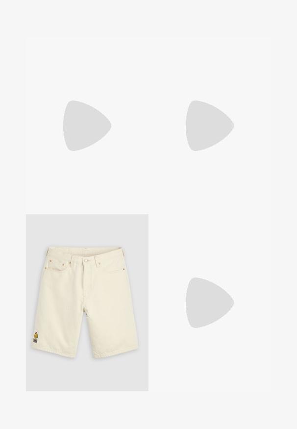 Polo violet clair à manches courtes avec motifs blancs de vigne verticale, col blanc, poignets blancs, texte "Pegador" et patch rond "Authentic Streetwear".; Short en denim écru avec bouton à l'avant, passants de ceinture, cinq poches, et un petit logo brodé multicolore sur la jambe gauche.; Baskets Nike blanches avec des accents argentés, présentant des panneaux texturés et des perforations. Assorties à des chaussettes grises à côtes, sur un fond jaune.; Lunettes de soleil en plastique blanc avec verres gris à côté d'une pochette en tissu noir ornée d'un logo "URBAN CLASSICS" en lettres majuscules blanches.