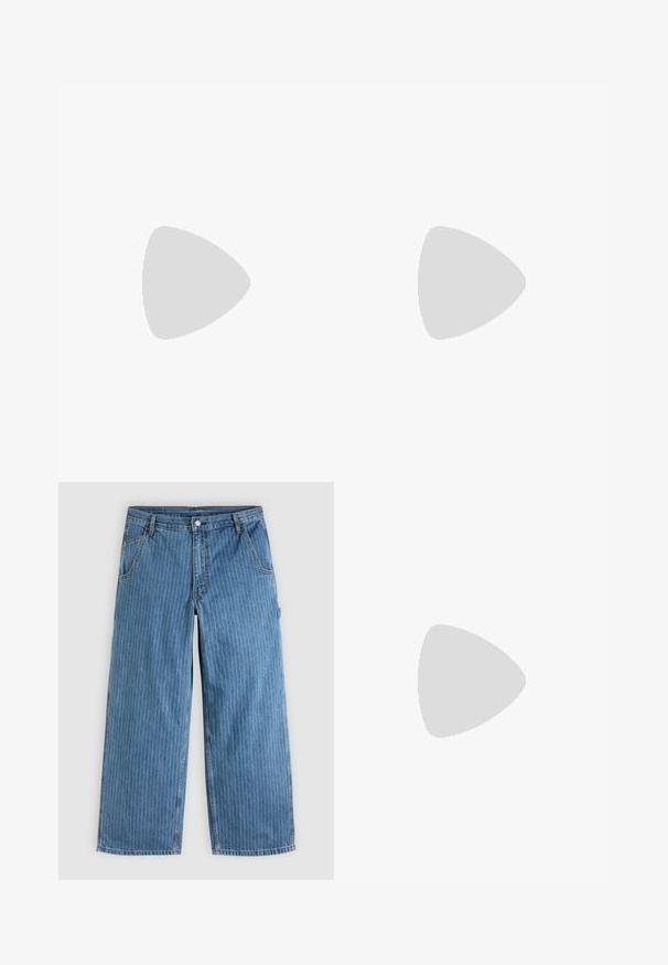 Witte T-shirt met korte mouwen en bordeauxrode afwerking, "Escape BERLIN" tekst op de voorkant in het midden, "Mitte" op de linkerborst en een cirkelvormig embleem met twee sterren op de rechterborst.; Blauwe jeans met wijde pijpen en dunne witte verticale spijkerstreepjes, voorzakken, riemlussen en een knoopsluiting in de taille.; Leren schoenen met een donkergroene body en een wijnrode bovenkant, een ronde neus, een beveiligde klep en een gestructureerde rubberen zool met groeven.; Zwarte rechthoekige zonnebril met blauw getinte glazen, schuin bekeken tegen een witte achtergrond.