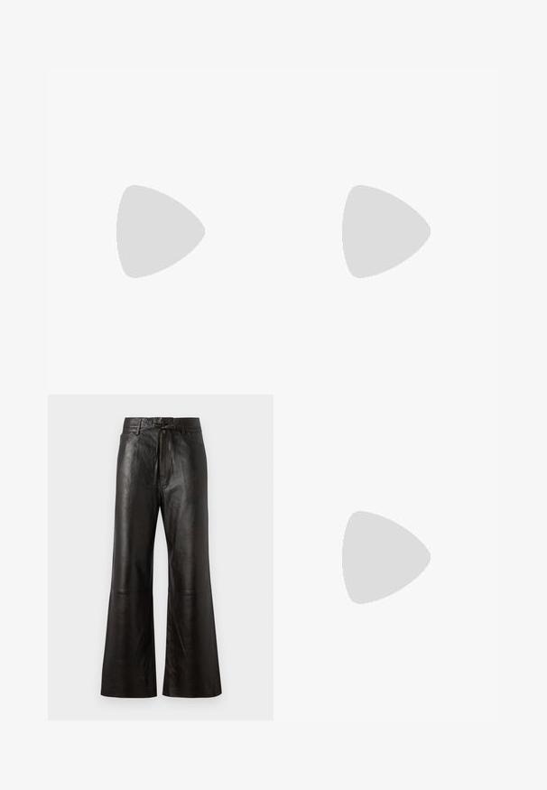 Sort ribbet strikbluse med skulderknapper i guld. Har teksturerede mønstre, tætsiddende design og rund halsudskæring.; Sorte læderbukser med bred ben design, flad front og bundet talje. Har detaljeret syning og minimalistisk stil.; Sorte platformsandaler med høj stiletthæl, der har en glat læderoverdel, peep toe-design og en justerbar ankelrem med metalbeslag.; Sort lædertaske fra Calvin Klein med lange håndtag, en forside-logo-tag og en sølv geometrisk vedhæng, der hænger fra det ene håndtag.