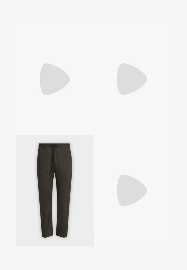 Polo à manches longues marron foncé avec deux boutons et petit texte brodé sur la poitrine gauche sur fond blanc.; Pantalon droit vert olive foncé avec taille élastique et cordon noir, présenté à plat sur fond gris clair.; Baskets en cuir marron foncé à profil bas avec une semelle rainurée et une languette beige clair au talon, vues de côté sur fond blanc.; Sac bandoulière en cuir marron clair avec sangle réglable et fermeture éclair, présenté sur un fond clair uni.