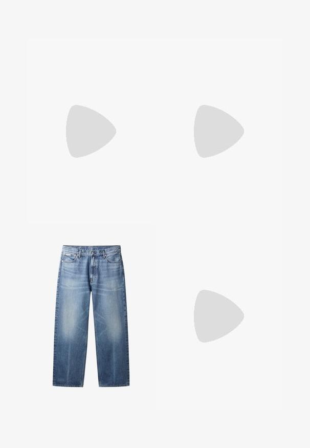 Marineblaue Baumwoll-T-Shirt mit kurzen Ärmeln, rundem Halsausschnitt und bordeauxroten Akzenten. Mit gesticktem "Calvin Klein"-Logo auf der linken Brust.; Hellblaue Jeans mit geradem Bein, ausgewaschenen Bereichen, fünf Taschen, Knopfverschluss und Calvin Klein-Label an der rechten Vordertasche.; Weißer Sneaker mit glattem, synthetischem Obermaterial, runder Zehenpartie und flacher, weißer Sohle. Verfügt über tonales Nähen und eine minimalistische Markierung an der Seite.; Kleine beige Umhängetasche mit grünem, verstellbarem Kordelriemen, einer vorderen Reißverschlusstasche und einem Calvin Klein New York City Logo-Patch.