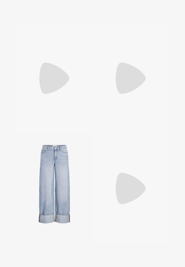 Halter-neck crop top i dæmpet grå, lavet af blødt stof, med en sammensunket buste, mesh-detaljer og et lille logo mærke ved kanten.; Lyseblå vidbenet denimjeans med optrukne kanter, forreste knap og lynlås, bæltestropper og forlommer.; Hvid åben tå sandal med en klodset hæl, justerbar ankelrem, tekstureret sål og glat syntetisk overdel. Guldfarvet spænde som accent.; Holografisk skuldertaske med sorte trim, der har en buet form og et mosaikmønster af iriserende sekskanter i grøn, blå og lilla.