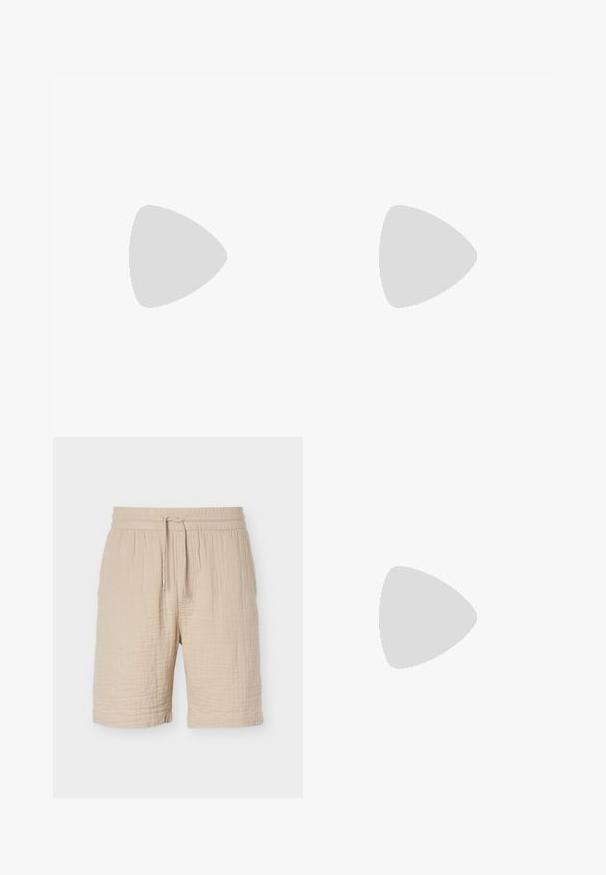 Lichtcrème overhemden met korte mouwen en een zwart-grijze ruitpatroon, voorzien van een camp collar en één borstzak.; Beige shorts van katoenmix met elastische tailleband, verstelbaar trekkoord, gestructureerde stof en een zoom tot op de knielengte.; Zwarte leren slidesandaal met kruisbanden die boven een houten bankje buiten zweeft met een groene bladachtergrond.; Beige canvas tas met dubbele handvatten en een reliëf ontwerp van een wolfskop op het voorvak.