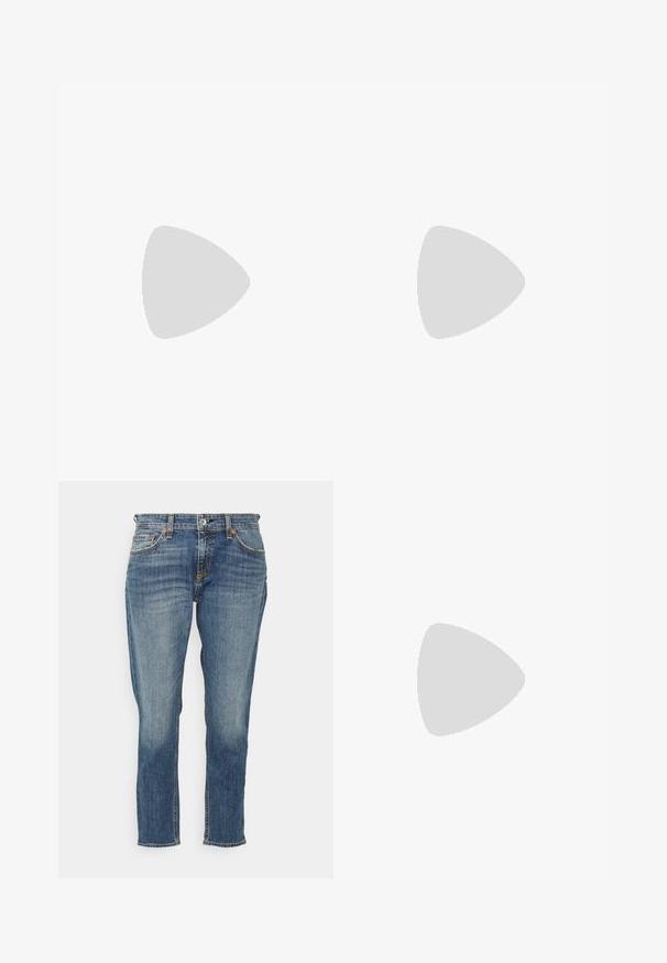 Hvid bomulds t-shirt med korte ærmer, rund halsudskæring og en løs pasform. Glat tekstur uden synlige mønstre eller detaljer.; Blå denimjeans med lige snit, fem-lommer design, kobbernitter, let falming og en klassisk knaplukning i taljen.; Sort læderankelstøvle med spids tå og blokhæl, der svæver over en reflekterende grå gulv nær en væg af glasblokke.; Brun læderbælte med en guldtonet dobbeltprongspænde, der har en glat overflade og stikninger i kanterne; logoet er præget på holderen.