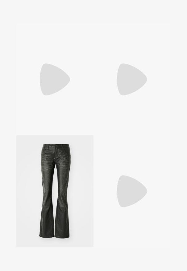 Un haut gris à manches longues en tissu léger avec une coupe décontractée, présentant un col rond et des accents à ourlet brut.; Jean flare en simili cuir noir avec poches avant, fermeture à bouton métallique et surface légèrement texturée. Jambe droite avec une coupe longue.; Chaussure à talon haut noire à bout pointu avec brides enveloppantes autour de la cheville et plusieurs œillets sur le devant pour laçage.; Sac à épaule en cuir noir avec une sangle à boucle, des bords arrondis et des coutures blanches contrastées sur un fond uni.