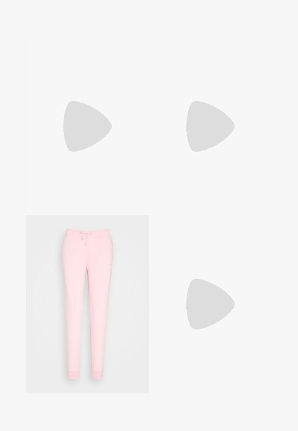 Camiseta de algodón blanca con cuello redondo y mangas cortas. Presenta un logotipo negro de Nike en la parte superior izquierda del pecho.; Pantalones de chándal rosa claro con cintura ajustable, piernas cónicas y un logotipo bordado en el muslo. Textura de tela suave y lisa.; Zapatillas Nike Air Max 90 blancas con parte superior de malla y cuero, que cuentan con una unidad de aire visible, combinadas con calcetines blancos con relieve y logotipo negro.; Un par de gafas de sol rectangulares con montura translucida azul clara y lentes gris oscuro, que cuentan con patillas rectas y detalles de hardware mínimos.