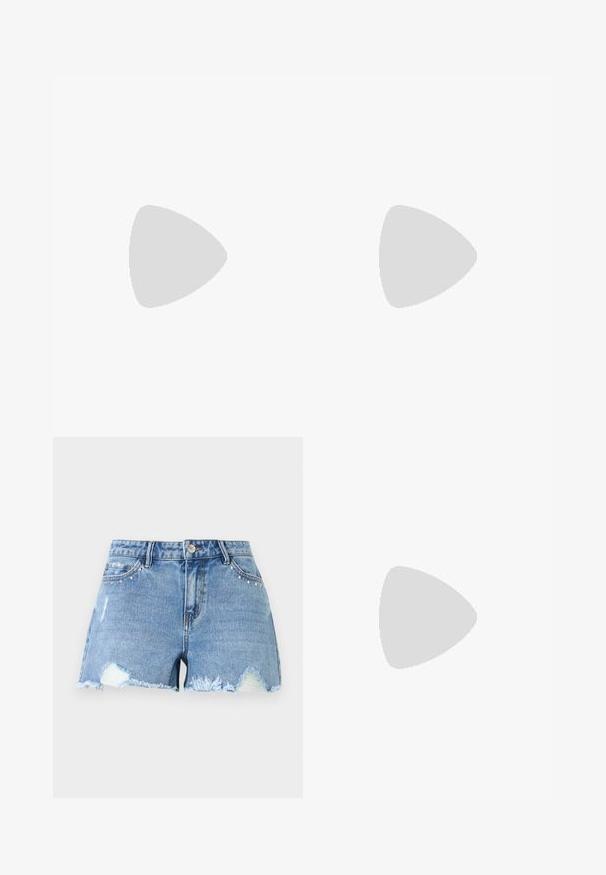 Camiseta lisa de color azul real con mangas cortas, dobladillo en las mangas y cuello redondo, mostrada sobre un fondo blanco.; Pantalones cortos de mezclilla azul con dobladillos deshilachados, parches desgastados, tachuelas metálicas cerca de los bolsillos delanteros y cierre de botón en la cintura.; Zapato de tacón alto tipo slingback de charol negro con punta afilada y tres correas decorativas con hebillas sobre la parte superior.; Bolso de hombro de cuero marrón oscuro en forma de media luna con una correa curva y costuras visibles sobre un fondo liso.