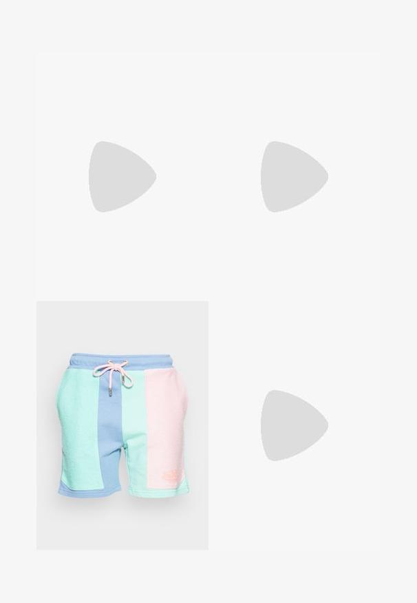 Hvid bomulds t-shirt med korte ærmer, rund hals og en afslappet pasform, med en glat tekstur og uden synlige mønstre.; Farverige sportsst shorts med strukturerede paneler i mintgrøn, pastelpink og blå. Elastisk talje med snøre og logo-detail.; Hvide lærreds sneakers med gummisåler, der har seks snørehuller, rund tå og let sømdetaljer, krydret med hvide ankelstrømper.; Et par rektangulære solbriller med lyseblå gennemsigtige stel og mørkegrå linser, der har lige templer og minimale hardware detaljer.