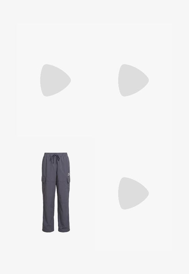 Camiseta deportiva de manga corta en negro y gris con un patrón tribal y un pequeño logotipo de Puma en blanco en el frente.; Pantalones cargo de corte holgado en gris oscuro con cintura elástica, cordón y bolsillos con solapa en los laterales, con logo de Puma en el muslo derecho.; Zapatilla de deporte Puma de ante gris claro con detalle de raya blanca y suela de goma, vista desde el lateral exterior sobre un fondo neutro.; Collar de cadena de plata con eslabones entrelazados, textura suave y forma rectangular uniforme. Detalle de cierre seguro.