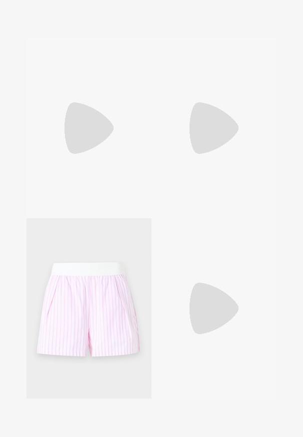 Weiße Bluse aus Baumwolle mit Puffärmeln, gerafftem Oberteil und geschwungenem Ausschnitt. Weiche Textur und glatte Oberfläche mit einem fließenden Saum.; Weiß- und rosa gestreifte Shorts mit breitem weißem elastischem Bund und Seitentaschen vor einfarbigem Hintergrund.; Schwarzer Ballerina aus Lackleder mit einer runden goldenen Schnallendekoration auf der Spitze, seitlich auf einem schlichten weißen Hintergrund betrachtet.; Florale Schultertasche aus schwarzem Stoff mit roten und grünen Blumenmustern, Schleifendetail und einem dünnen, farbigen Henkel.