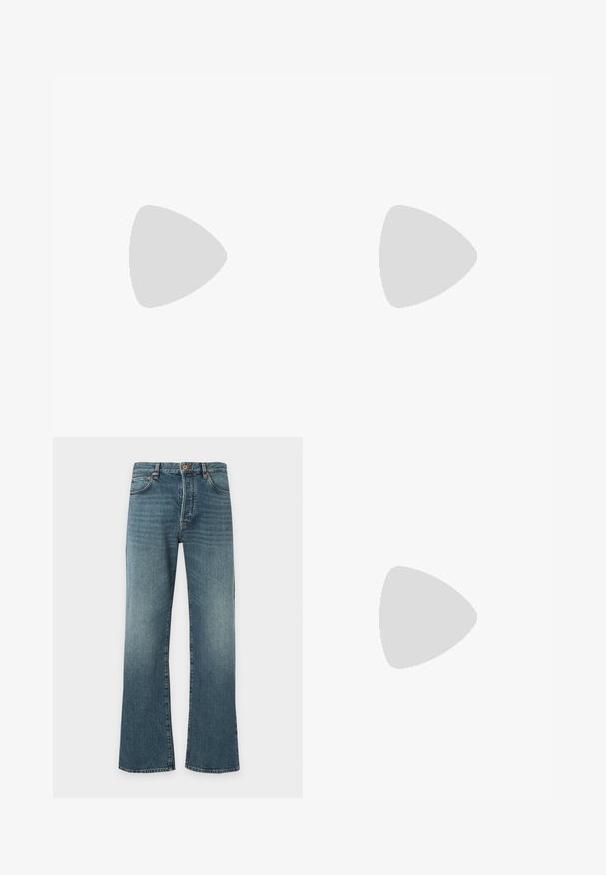 Tmavohnedé bavlnené tričko s fialovým potlačeným logom "EA7 Emporio Armani" na prsiach. Klasický okrúhly výstrih a krátke rukávy.; Modré džínsy z denimu so slabým rozšírením na spodku, klasický dizajn s piatimi vreckami, zapínanie na gombík a zips, a jemné vyblednutie na stehnách.; Biela nízka teniska s béžovými semišovými detailmi, sivým lemovaním, bielymi šnúrkami a hrubou gumovou podrážkou v slonovinovej farbe, zobrazená z boku na svetlom pozadí.; Čierna obdĺžniková crossbody taška s predným vreckom na zips, nastaviteľným popruhom a malým kovovým logom v hornej strede.