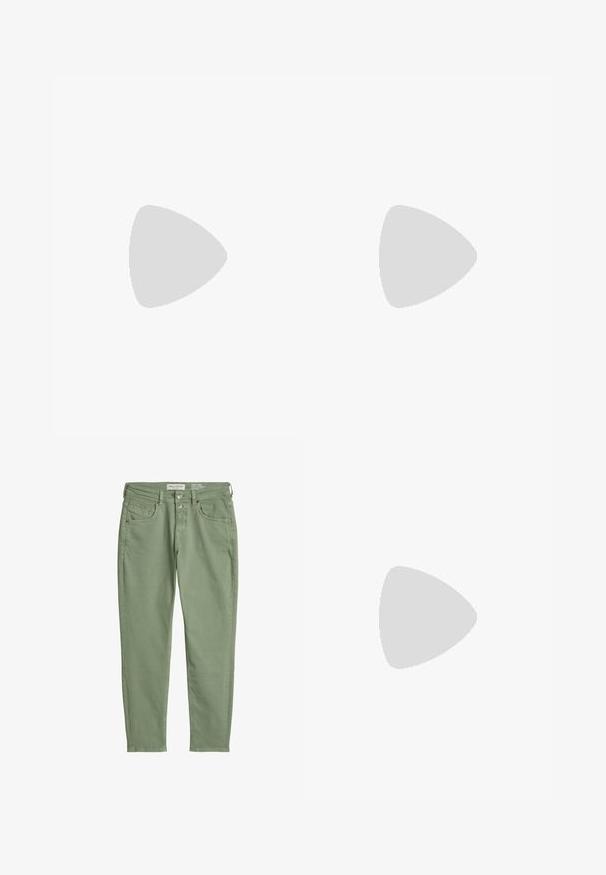 Haut blanc à manches courtes à côtes, avec un décolleté arrondi, doté de trois boutons décoratifs à l'avant. Texture lisse, design ajusté.; Jeans en coton vert clair coupés courts avec poches avant et arrière, passants pour ceinture et fermeture par bouton, posés à plat sur fond blanc.; Sandale brune avec trois boucles dorées, semelle en liège et semelle extérieure noire, flottant au-dessus d'un tapis beige texturé dans un salon.; Lunettes en métal argenté avec des verres ronds et une fine monture. Les embouts de branches noirs offrent un contraste. Plaquettes de nez ajustables incluses.