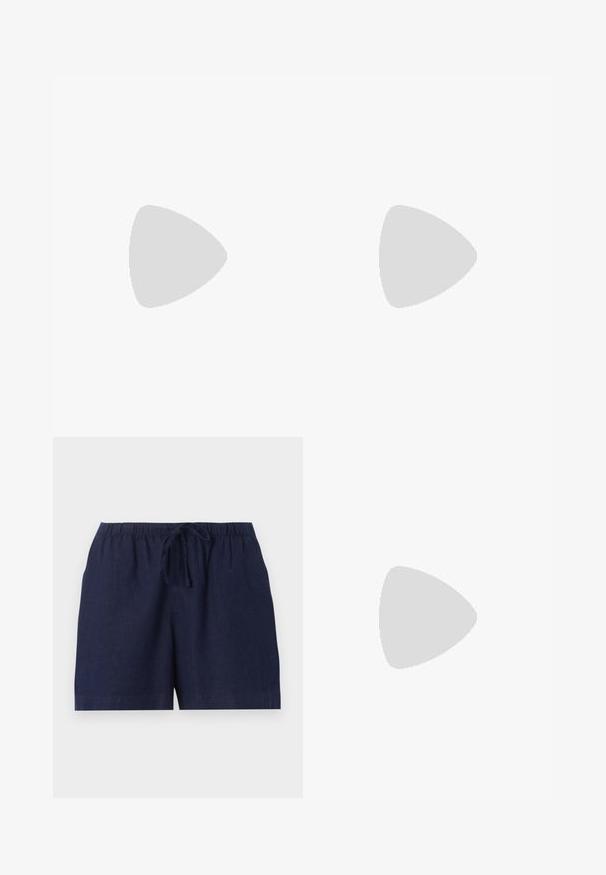 Λευκό και ανοιχτό γκρι κοντομάνικο cropped μπλουζάκι με οριζόντιες ρίγες και στρογγυλή λαιμόκοψη σε μονόχρωμο φόντο.; Σκούρα μπλε casual σορτς με ελαστική μέση και ρυθμιζόμενο κορδόνι, φτιαγμένα από ελαφρύ ύφασμα.; Μαύρο παπούτσι slingback από πατενταρισμένο δέρμα με μυτερή μύτη και χαμηλό κεκλιμένο τακούνι τύπου block σε απλό φωτεινό φόντο.; Μικρή μαύρη γυαλιστερή τσάντα με δύο μακριές λαβές και λεπτομέρειες με ρυθμιζόμενο κορδόνι στο πλάι σε απλό ανοιχτό φόντο.