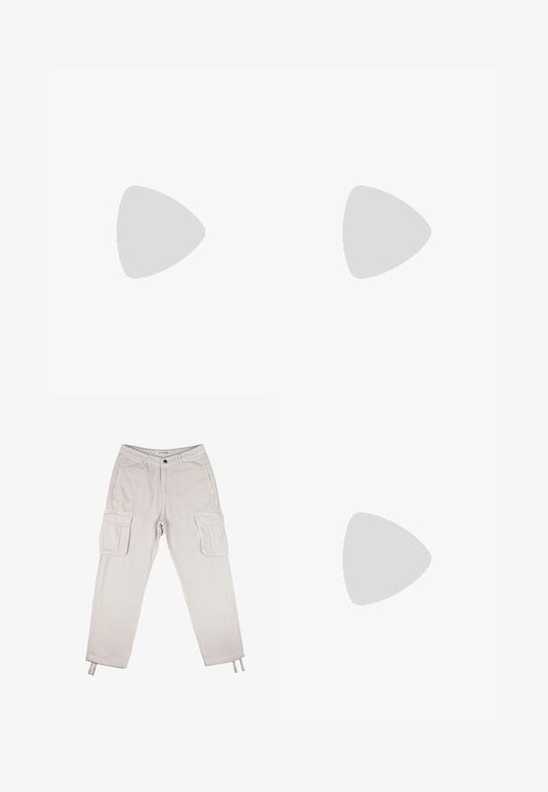 Camiseta negra con cuello y ribetes de las mangas en blanco, que presenta tres franjas horizontales blancas en cada hombro y un pequeño logo de Adidas en blanco.; Pantalones cargo de pana gris claro con bolsillos laterales, cierre de botón y perneras ajustadas. Presentan un tejido texturizado y puños ajustables.; Zapatillas deportivas en negro y gris con parte superior de malla y ante, que cuentan con una entresuela blanca, cordones y un llamativo logo "N" en el lateral.; Bandolera negra hecha de tela texturizada, con cierre de cremallera, correa ajustable y un logo plateado de Lacoste en la parte frontal.