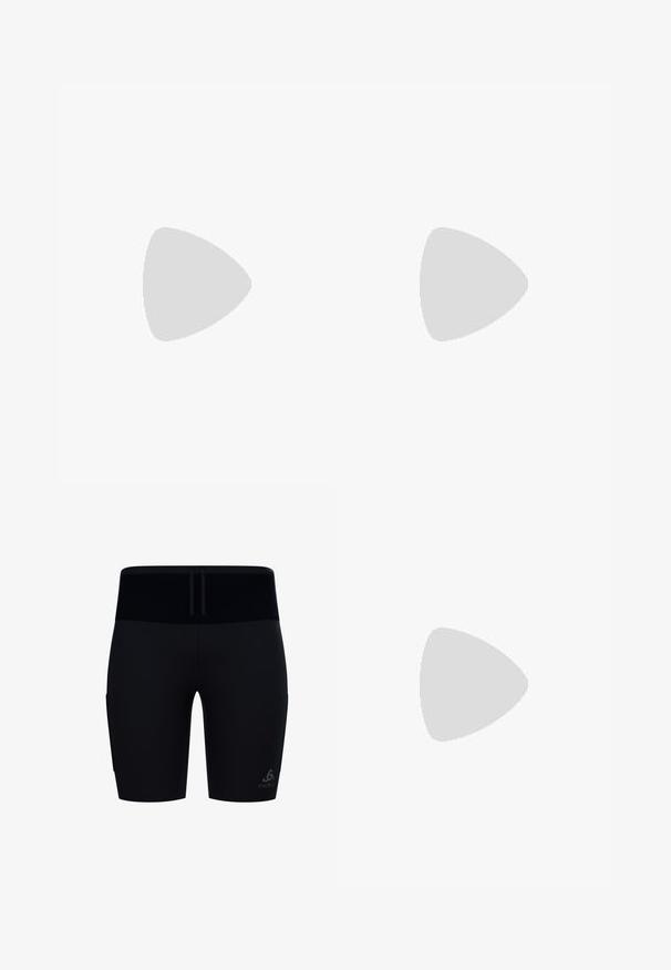 Korte mouwen fietstrui van zwart, glad materiaal. Heeft een ritssluiting aan de voorkant en "OAKLEY" in het wit gedrukt op de linkerkant.; Zwarte atletische shorts tot halverwege het bovenbeen met een brede tailleband en trekkoord, met een klein logo op het linkerbeen.; Zwarte sportieve sneaker met witte zool zwevend boven beige tapijt, houten ronde tafel met gestapelde boeken in een moderne woonkamer op de achtergrond.; Zwarte leren vingervrije handschoenen met een gestructureerde afwerking. Kenmerken zijn onder andere vier vingeropeningen, versterkte stiksels en een drukknoopsluiting.