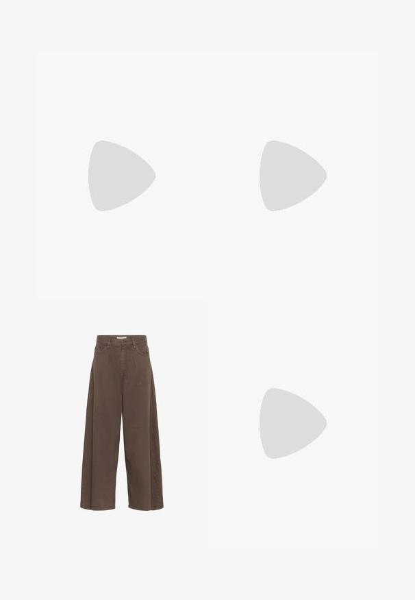 Korte mouwen polo shirt in kastanjebruin en crèmekleurige strepen met lichtblauwe accenten, met een kraag en knoopsluiting. Zacht gebreide stof.; Bruine hooggetailleerde wijde cropped broek met een knoop aan de voorkant, ritssluiting en twee zijzakken.; Zwart leren Mary Jane platte schoen met een kleine gouden gesp en een ronde bedel op een witte achtergrond.; Zilveren sculpturale oorbellen met gladde, gebogen vormen en reflecterende oppervlakken. Voorzien van een gesloten hoepelontwerp en een onderscheidende organische vorm.