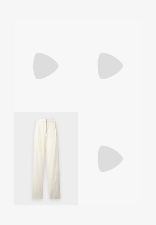 Μαύρο cropped t-shirt με κοντά μανίκια και μικρό κεντητό πορτοκαλί λογότυπο αλεπούς κεντραρισμένο κάτω από το στρογγυλό ντεκολτέ.; Παντελόνια από λινό σε κρεμ απόχρωση με ψηλή μέση, φαρδιά γραμμή και κρυφό μπροστινό κούμπωμα, εκτεθειμένα σε φωτεινό φόντο.; Καφέ δερμάτινο σανδάλι με πλατφόρμα και λουρί μεταξύ δακτύλων, με ανοιχτά δάκτυλα, εμφανίζεται σε πλάγια όψη σε απλό φόντο.; Γκρι δερμάτινη τσάντα με στρογγυλεμένο σχήμα, επάνω κούμπωμα με δύο μεγάλες ασημένιες σφαίρες και μία λαβή με έναν ιμάντα.