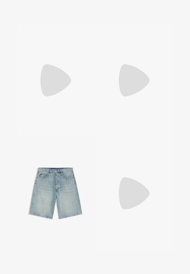 Helles blaues T-Shirt mit kurzen Ärmeln aus Baumwolle, mit Rundhalsausschnitt und einem weißen rechteckigen Logo auf der Vorderseite in der Mitte.; Hellblaue Denim-Shorts mit Vordertaschen, Gürtelschlaufen und Knopfverschluss, gezeigt vor weißem Hintergrund.; Weiße Leder-Sneaker mit glatter Textur, runder Zehenpartie und tonal abgestepptem Design. Mit blauen Schnürsenkeln und einem goldenen Logo an der Seite.; Schwarze rechteckige Umhängetasche mit verstellbarem Riemen und BOSS-Logo auf der Vorderseite, vor einem einfarbigen hellen Hintergrund.