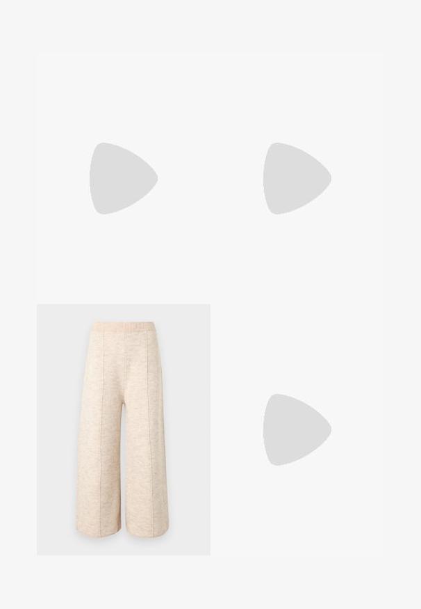 CLOSED NECK HOLDER - Top - black; Strik brede bukser i blød beige med høj elastisk talje og lodrette sømdetaljer foran og bagpå.; Sorte patenterede læderslingbacks med spidse tæer, lav blokhælt og justerbar ankelrem med guldspænde.; Sort læder clutch med samlet tekstur, sølvfarvet metalramme, kys-lås lukning og kædestrop. Glat, blød overflade.