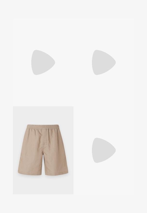 T-shirt noir uni à manches courtes et col rond, avec une petite étiquette blanche à l'intérieur du col, sur fond blanc.; Shorts en lin beige avec une taille élastique, présentant une coupe décontractée, des poches latérales et une texture lisse. Pas de motifs ou d'accents visibles.; Sandale tong en cuir marron foncé avec une large sangle à la cheville et une semelle plate noire, montrée de profil sur fond gris.; Sac banane en tissu marron foncé avec poche zippée en diagonale et petit logo blanc sur le devant, sur un fond clair uni.
