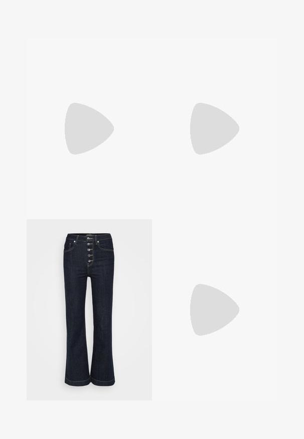 Sort T-shirt lavet af bomuld med et sølvfarvet palietstjernemotiv foran. Kortærmet og med rund halsudskæring.; Mørkeblå højtaljede flare jeans med fem sølvknapper foran og kontrastbroderi rundt om lommer og sømme.; Sorte ankelstøvler lavet af glossy materiale med firkantet tå og spidse hæle, sat mod en skinnende sølv tuftet baggrund.; Sort læderhåndtaske med et struktureret design, rund tophåndtag og aftagelig skulderrem. Den har en glat tekstur og en subtil glans.