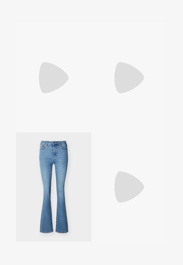 Sort crop top med off-shoulder design, fremstillet af glat stof. Har smalle stropper og et lille hvidt Calvin Klein-logo på forsiden.; Lyseblå jeans med høj talje i denim, let udsvajet forneden og med standard fem-lomme-design.; Sorte laks slingback hæle med åben tå, der har en slank hæl og et brandet element på remmen.; Lille Calvin Klein skuldertaske med justerbar sort rem, brun stof med gentaget logomønster og top lynlåslukning.