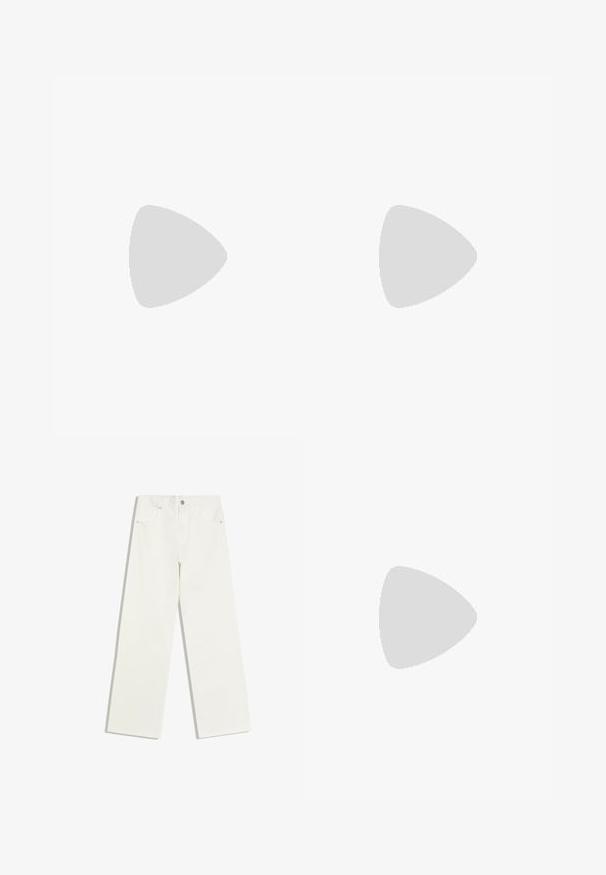 Gestreepte top met korte mouwen, gemaakt van lichtgewicht stof. Heeft crèmekleurige en lichtoranje strepen, een ronde halslijn en zijsplitten.; Witte jeans met hoge taille en rechte pijpen, met voorzakken en een knoopsluiting op een witte achtergrond.; Witte Adidas Samba sneaker met zwarte strepen en gumzool, zwevend boven gestructureerde grijze betonnen treden.; Bruine gestructureerde stoffen handtas met een enkele handgreep die in een knoop is gebonden, weergegeven tegen een effen lichte achtergrond.