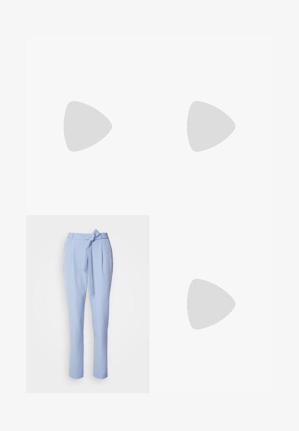 Camiseta azul de cuello en V con mangas cortas, hecha de un tejido suave y texturizado, que presenta un sutil patrón jaspeado y un corte relajado.; Pantalones ajustados de color azul claro con una tela suave, piernas ajustadas y un detalle de lazo en la parte delantera en la cintura. Incluyen bolsillos laterales.; Sandalia blanca de tacón medio con tres tiras delanteras, una correa en el tobillo con hebilla plateada y un tacón ligeramente curvado sobre un fondo liso.; Bolso de mano de cuero gris con forma curva, herrajes en tono dorado y un charm decorativo. Cuenta con cierre de cremallera y una única correa para el hombro.