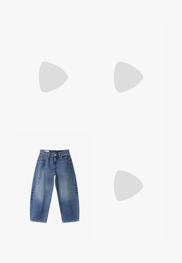 Grünes Kurzarm-T-Shirt aus strukturiertem Stoff, mit einem runden Ausschnitt und geradem Schnitt. Einfaches Design ohne zusätzliche Muster.; Blaue Denim-Jeans in lockerer Passform, mit Vorderknopf und Reißverschluss, Taschen vorne und hinten sowie ausgewaschenen Waschdetails.; Weißer Adidas Sneaker mit schwarzen Streifen, beiger Wildlederkappe, brauner Sohle und "SPEZIAL" in goldener Schrift an der Seite.; Dunkelrote Lederhandtasche mit zwei vorderen Klappentaschen und langen Schulterriemen, gezeigt auf weißem Hintergrund.