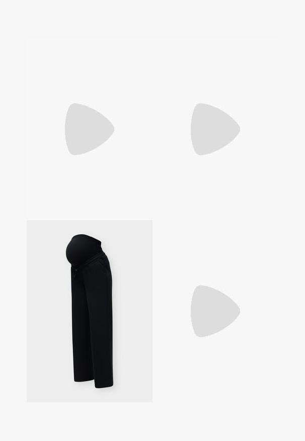 Haut à manches longues noir à col roulé en tissu extensible, conçu pour accueillir un ventre de femme enceinte, avec des détails de fronces sur les côtés.; Pantalon de maternité noir avec une ceinture haute extensible conçue pour soutenir un ventre de femme enceinte, présenté sur un fond clair uni.; Chaussure plate slingback en cuir noir avec un orteil carré, dotée d'un fini verni brillant et de sangles ajustables pour un maintien sécurisé.; Sac à main noir en forme de croissant avec une bandoulière unique, une fermeture éclair dorée et une languette décorative rectangulaire dorée à l'avant.