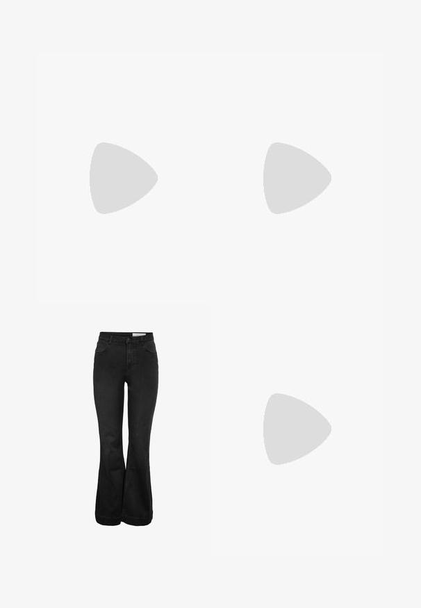 T-shirt blanc à manches courtes avec un petit bouledogue en contour et le texte "Slow Morning" imprimé sur le côté gauche de la poitrine.; Jeans noirs évasés taille haute avec fermeture à boutons et zip, poches avant et petite poche, et passants pour ceinture.; Baskets en daim et cuir noir avec un swoosh latéral crème et un talon crème clair. Dotées de lacets beige et d'une semelle en caoutchouc gomme.; Petit sac à main noir brillant avec deux longues anses et des détails à cordon sur les côtés sur un fond clair uni.