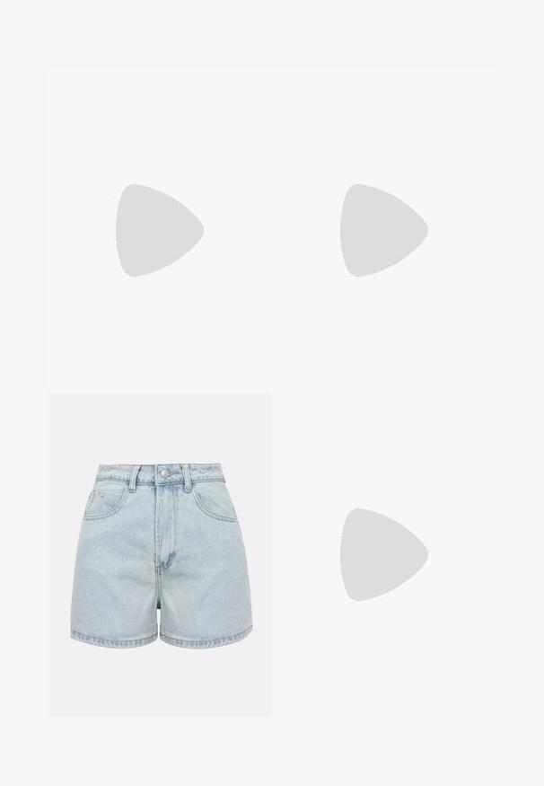T-shirt blanc uni à manches courtes avec col rond, ourlet droit et petite étiquette de marque visible à l'intérieur du col.; Shorts en jean bleu clair à taille haute avec boutons sur le devant, fermeture éclair et deux poches avant sur fond uni.; Sandale diapositive en cuir marron avec des lanières croisées, semelle plate, texture lisse et caractéristiques de design minimaliste pour un usage décontracté.; Grand sac fourre-tout en paille avec un extérieur texturé beige et deux grandes poignées. Présente une sangle en cuir pour la fermeture.