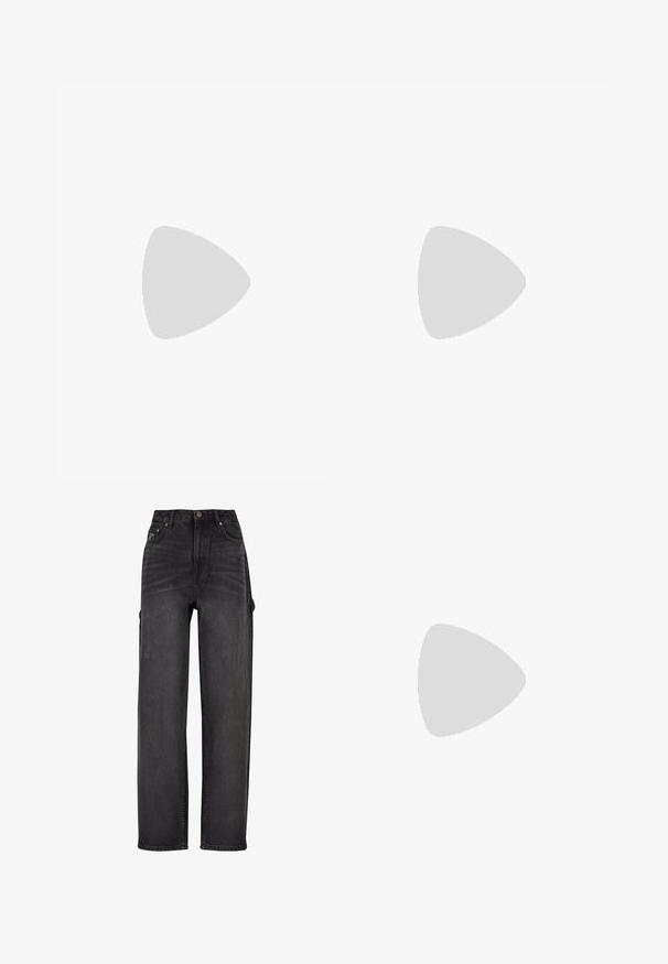 Sort langærmet cropped top lavet af blødt stof, med rund halsudskæring og et hvidt Nike-logo på brystet.; Højtaljede cargo jeans i sort denim med vid ben-design, sidelommer og subtile falmning detaljer. Holdbart stof og kontraststik.; Sorte platformstøvler med en rund tå, der har en fluffy cremefarvet krave og snøre detaljer, parret med løse beige bukser på et trægulv.; Guldmetals ovale briller med klare linser. Skildpadde-mønster detaljer på stængerne. Justerbare næsepuder for komfort.